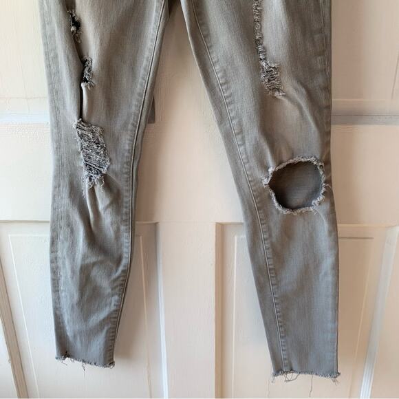 FRAME Denim Le Skinny De Jeanne Grey Distressed Jeans in Harding, Size 26 - Picture 6 of 7